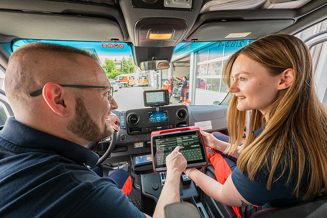 2 Mitarbeiter des Rettungsdienstes im Fahrzeug