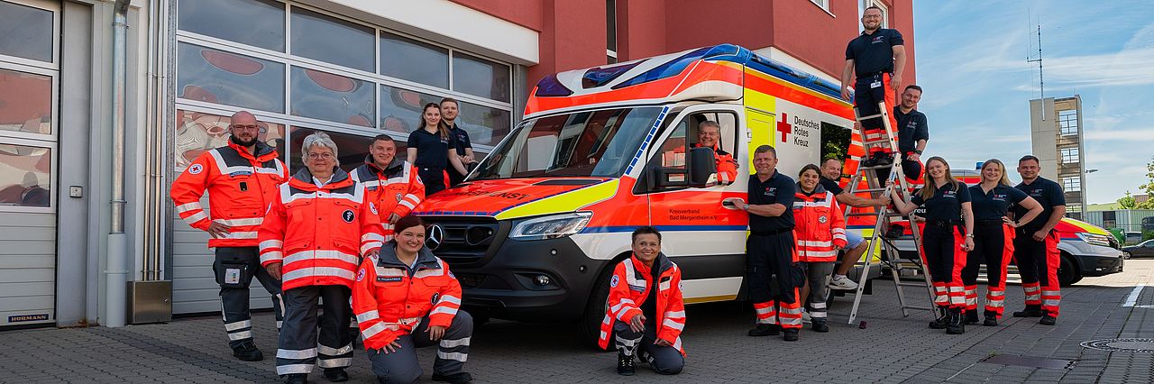 Mitarbeiter des DRK Es sind Mitarbeiter des DRK in Ihrer Dienstkleidung zu sehen