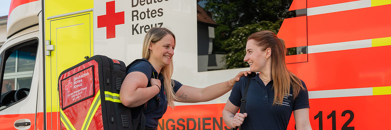 zwei Mitarbeiterinnen des Rettungsdienstes