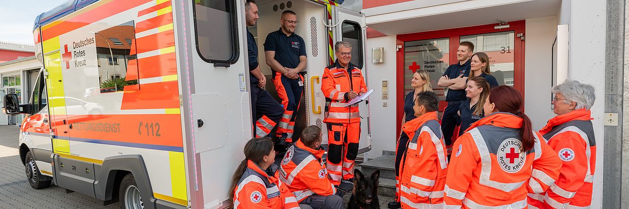 Mitarbeiter des DRK werden in den Einsatz eingewiesen